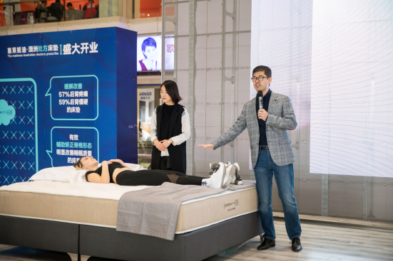 模特体验塞莱妮迪床垫