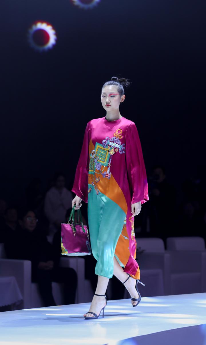 吴海燕《东方丝国》发布秀