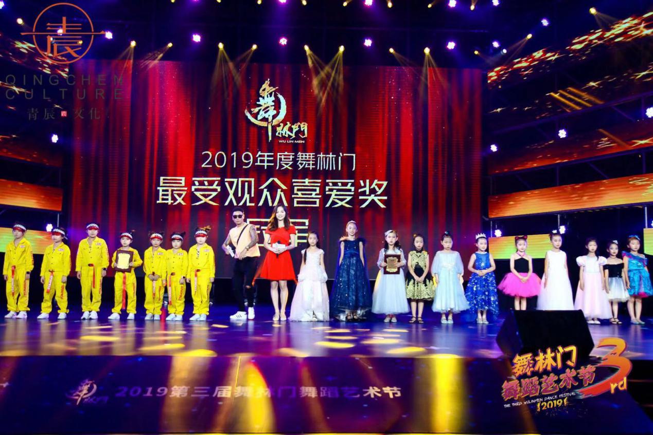 马达小仙女和鱼戏.jpg