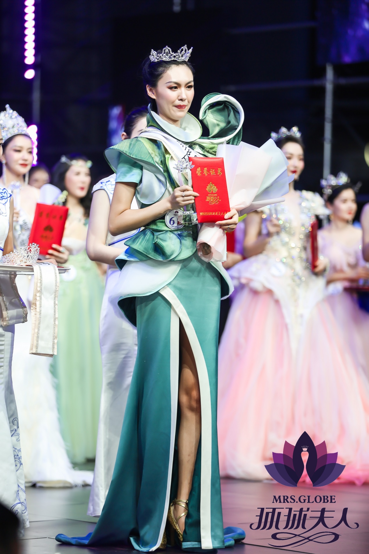 盲人选手王蕾蕾感动全场荣获环球夫人特别奖和亲善大使奖