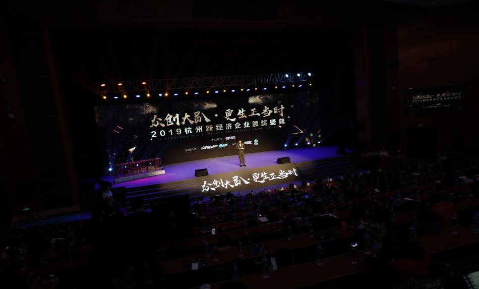 2019年度经济人物直播_...009CCTV经济年度人物评选颁奖典礼在北京展览馆举行.新浪财经图...(3)