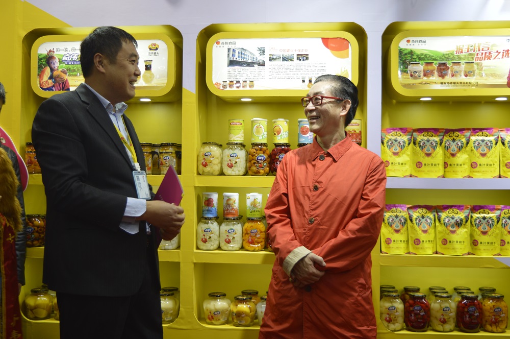 六小龄童出席奇伟罐头成都糖酒会