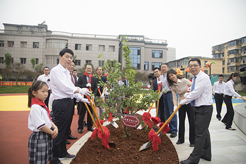 2.领导代表,与蔡冠深主席一起种下代表热爱江西热土的慈善友谊之树