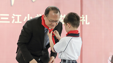 1.三江小学学生为香港新华集团蔡冠深主席献礼