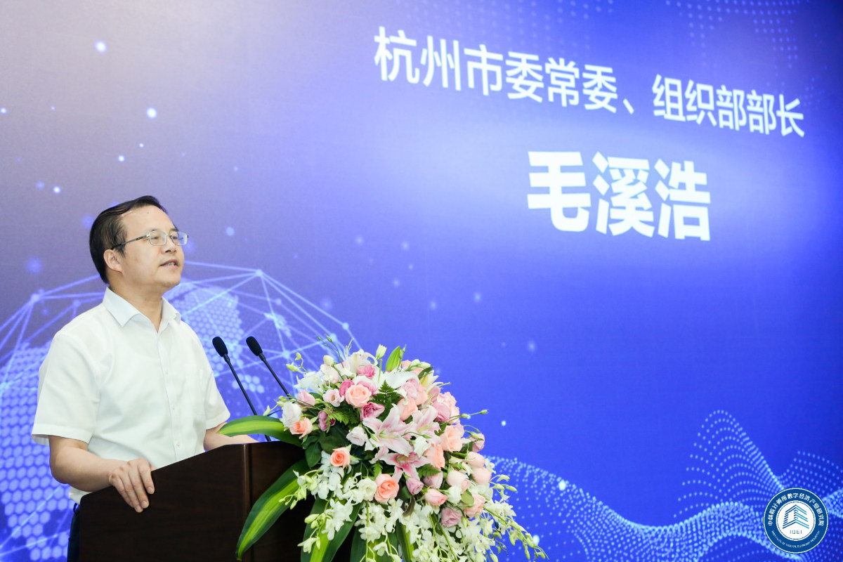 中科院计算所所长孙凝晖院士向中科物缘焦臻桢博士授牌