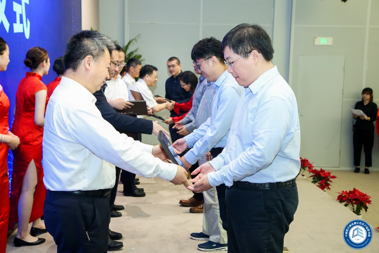 中科院计算所所长孙凝晖院士向中科物缘焦臻桢博士授牌