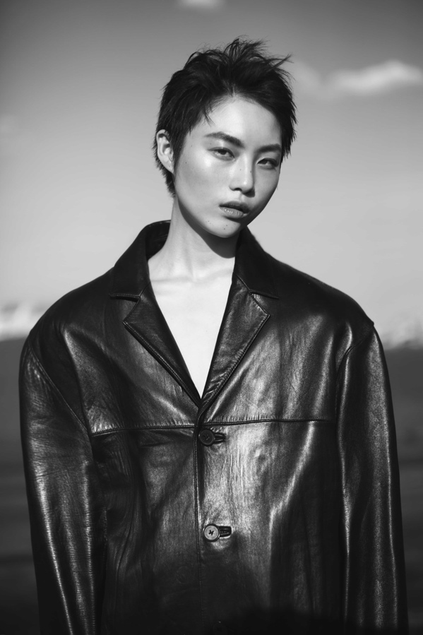 图片包含 人, 服装, 男人, 看着

描述已自动生成