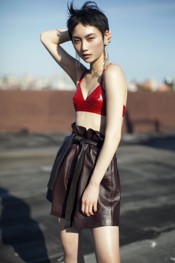 图片包含 人, 户外, 服装, 女人

描述已自动生成