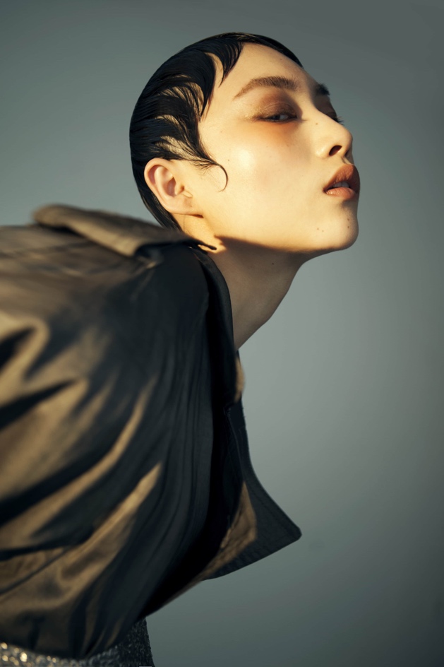 图片包含 人, 室内, 女人, 服装

描述已自动生成