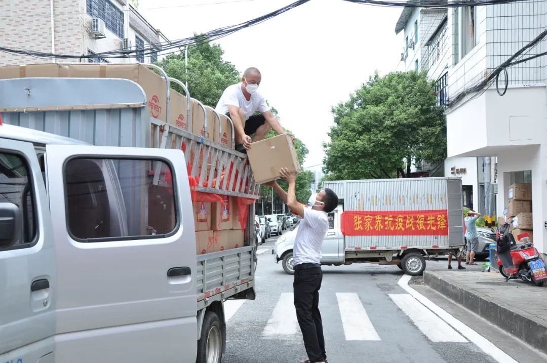 张家界：歌手王小小捐赠物资助力家乡抗疫