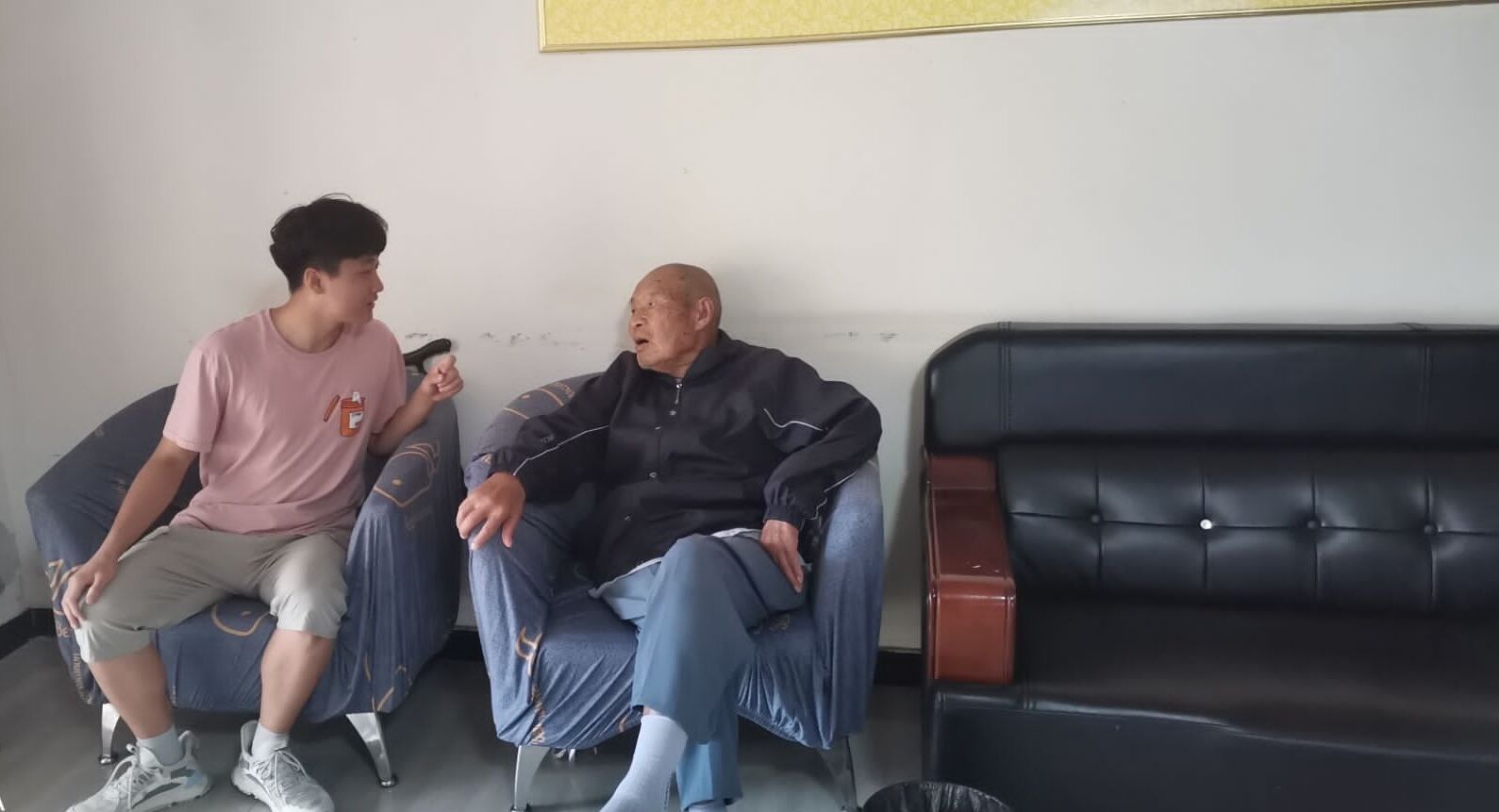 图片包含 人, 室内, 男人, 活描述已自动生成