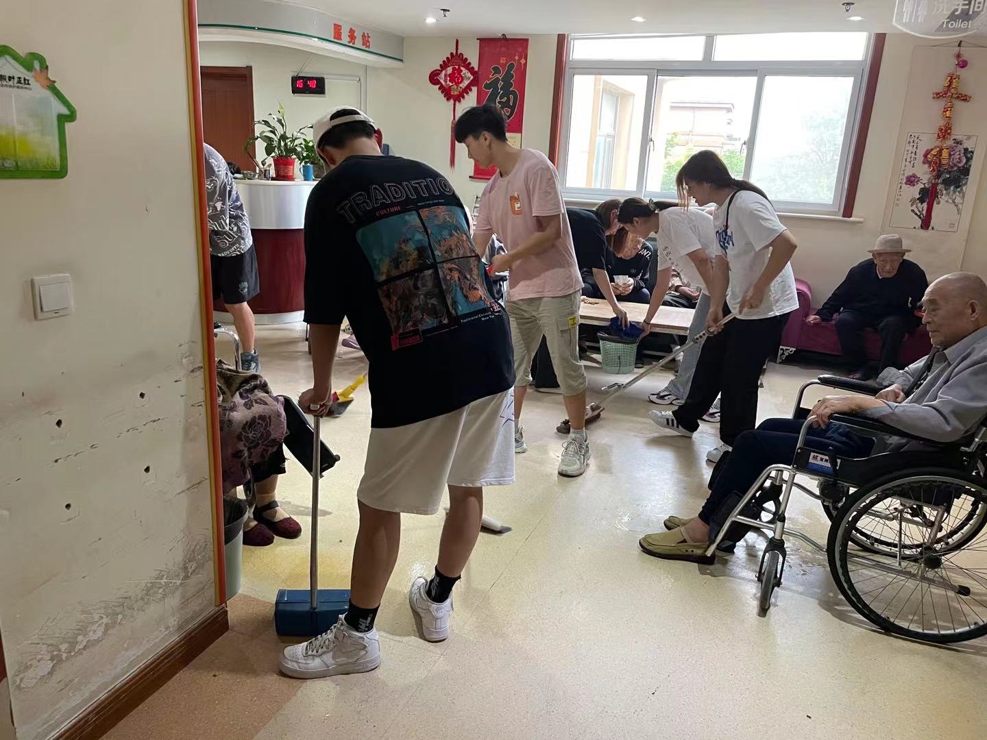 许多人骑着自行车描述已自动生成