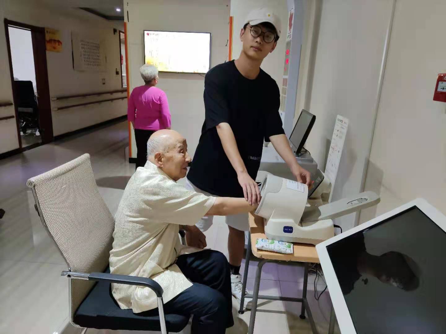 电脑前的椅子上坐着人低可信度描述已自动生成