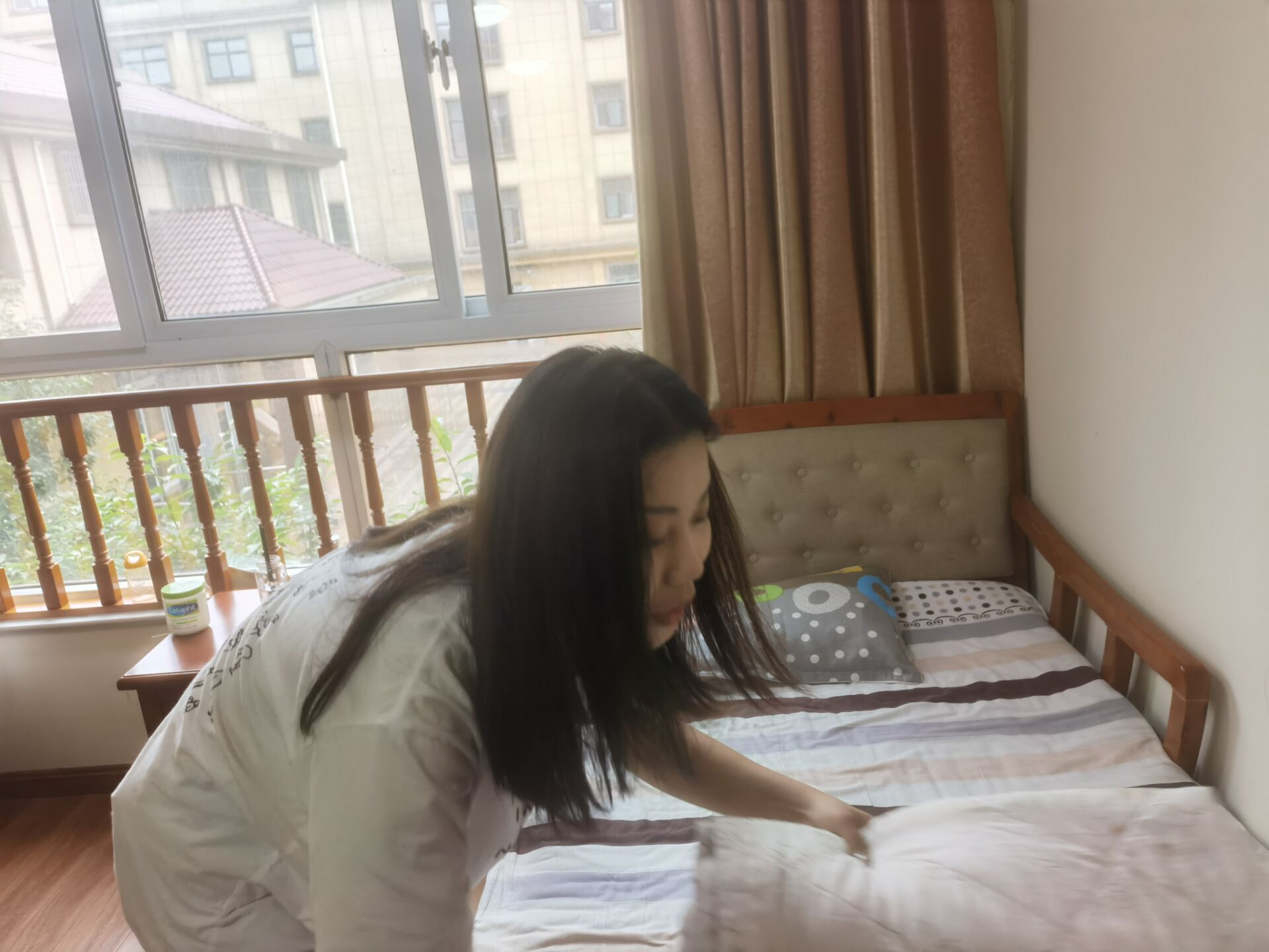 女人躺在床上中度可信度描述已自动生成