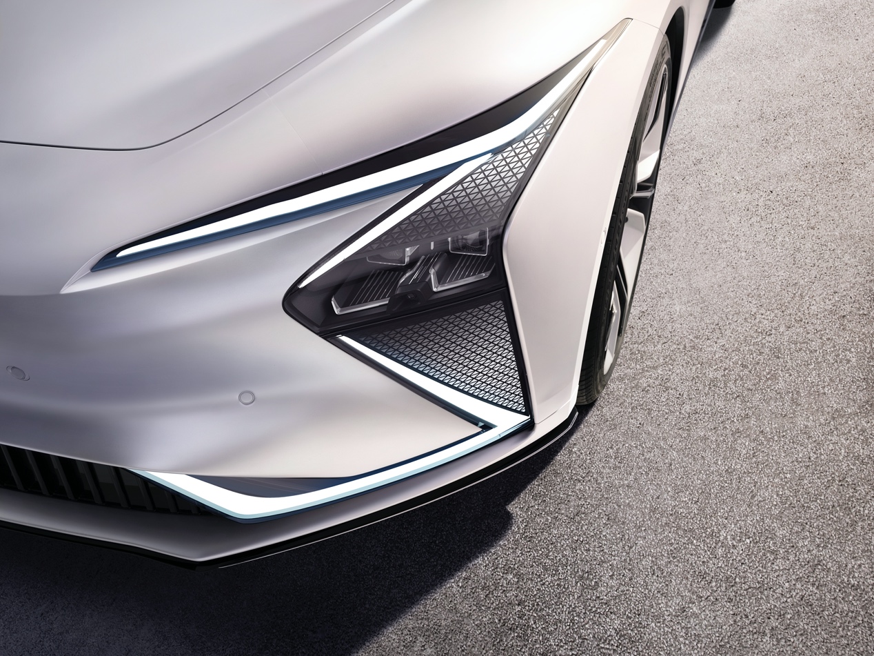 银色的汽车
描述已自动生成