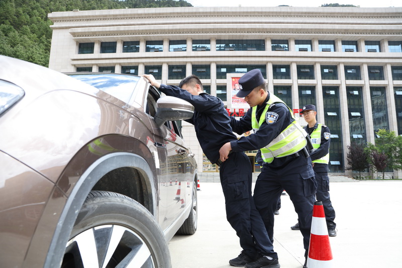 图为：亚东出入境边防检查站组织开展车辆查缉训练
