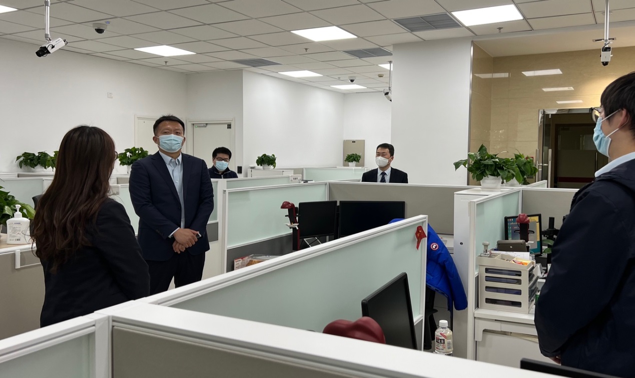 人站在厨房里工作描述已自动生成