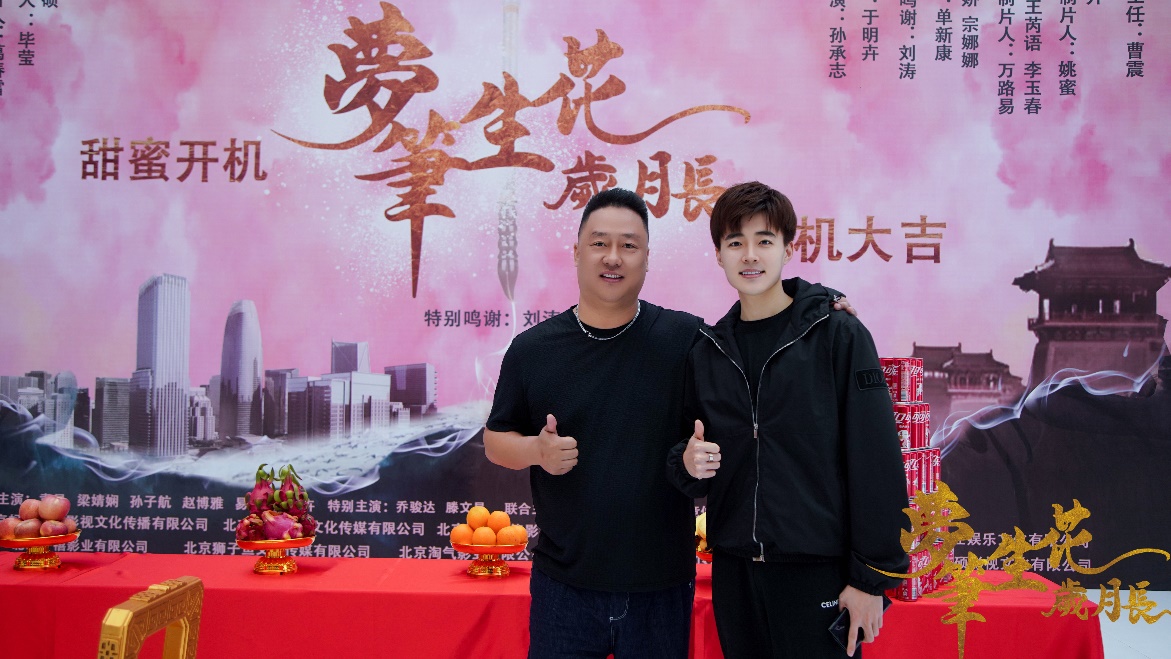 图片包含 桌子, 人, 室内, 前描述已自动生成