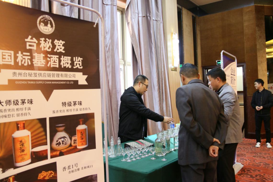 图:客户体验"老酒玩法"现场 作为一家创新型酱酒品牌孵化平台企业