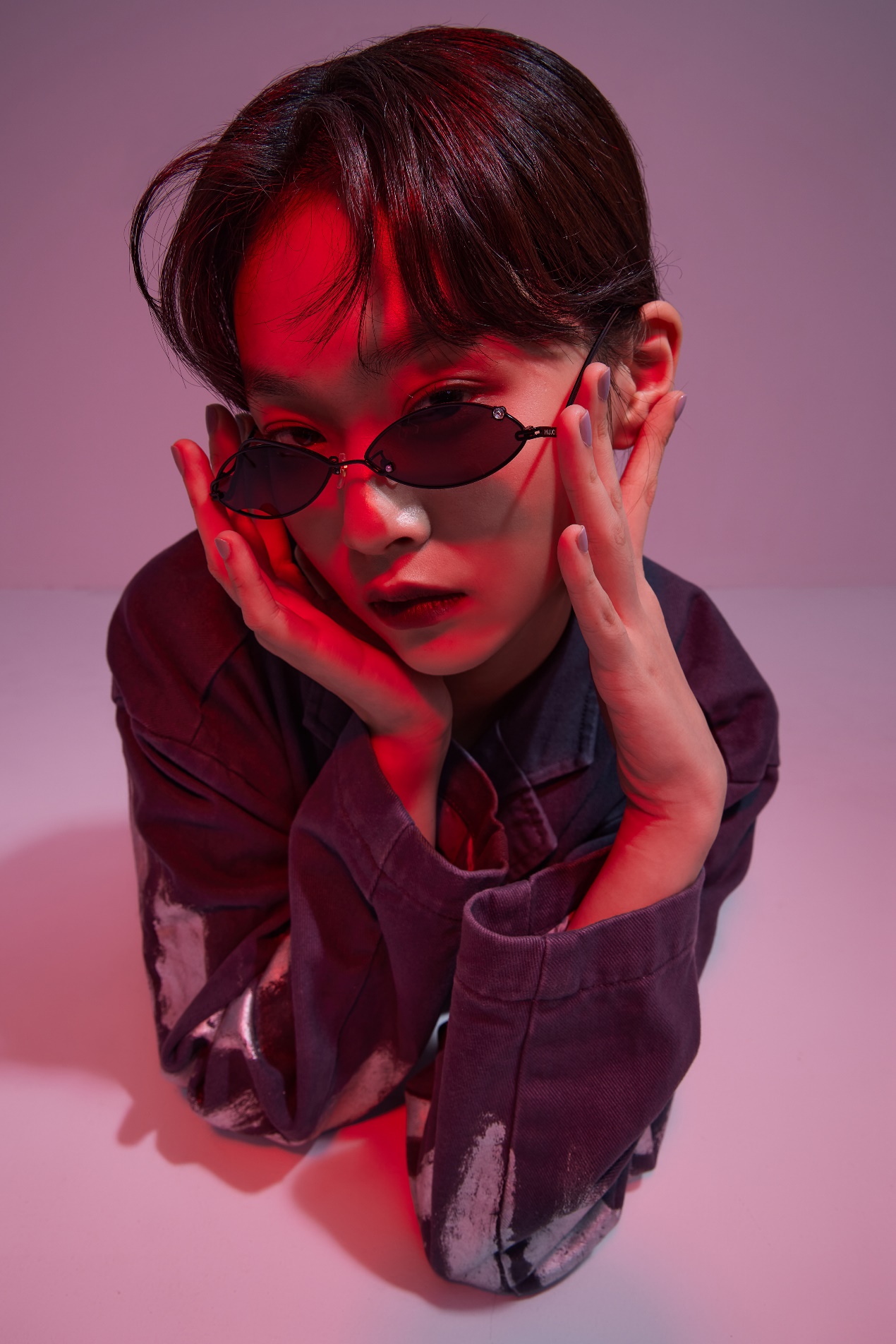 Người đeo kính râm