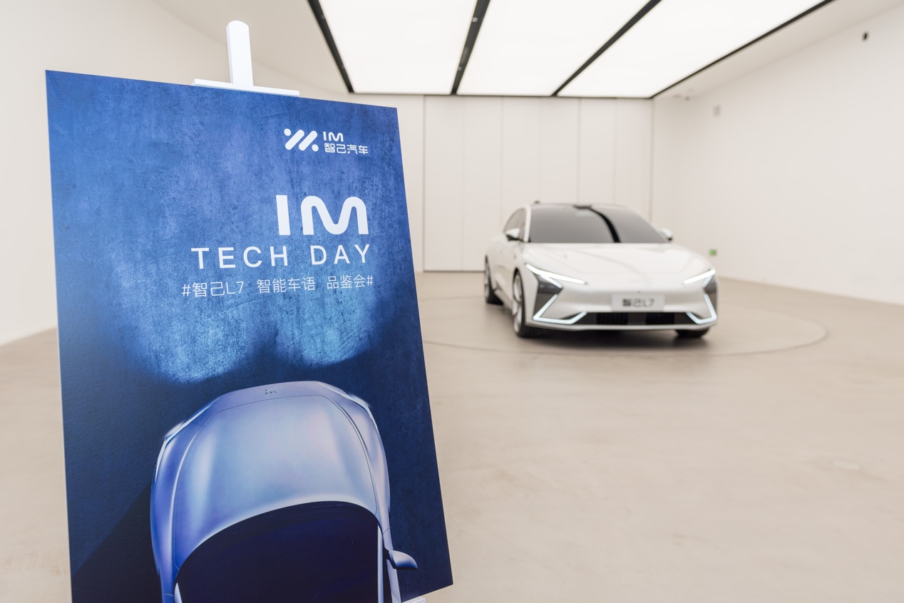 桌子上放着蓝色的牌子
低可信度描述已自动生成