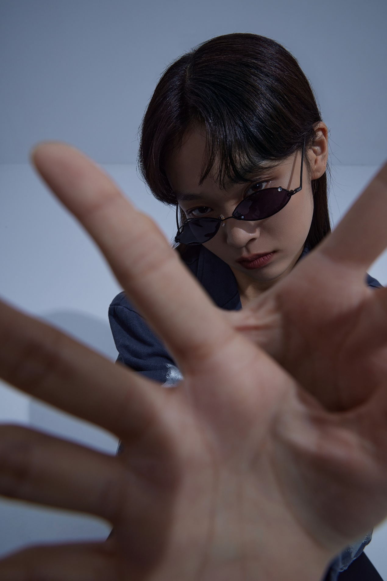 Hình ảnh có người, đàn ông, trong nhà, nhìn