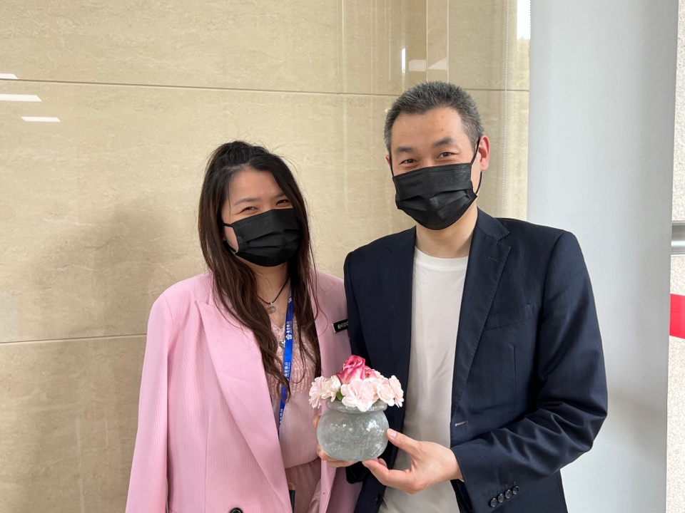 婚礼上穿西装的人

中度可信度描述已自动生成