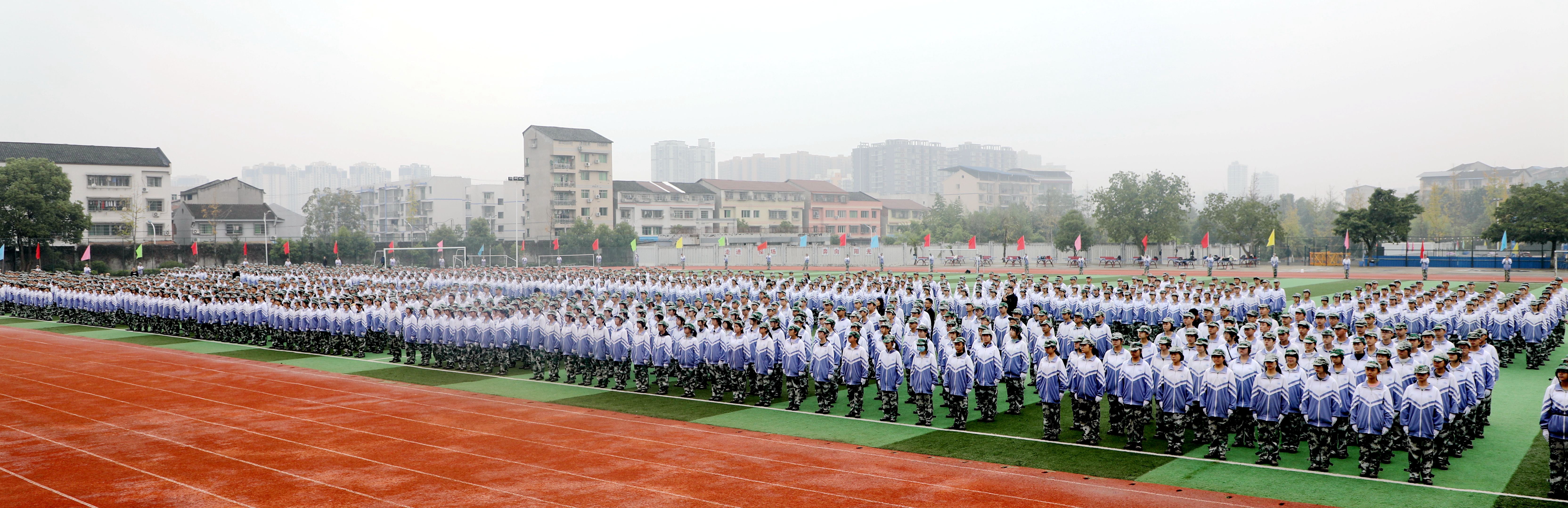 大竹中学举行高2022级军训结训典礼
