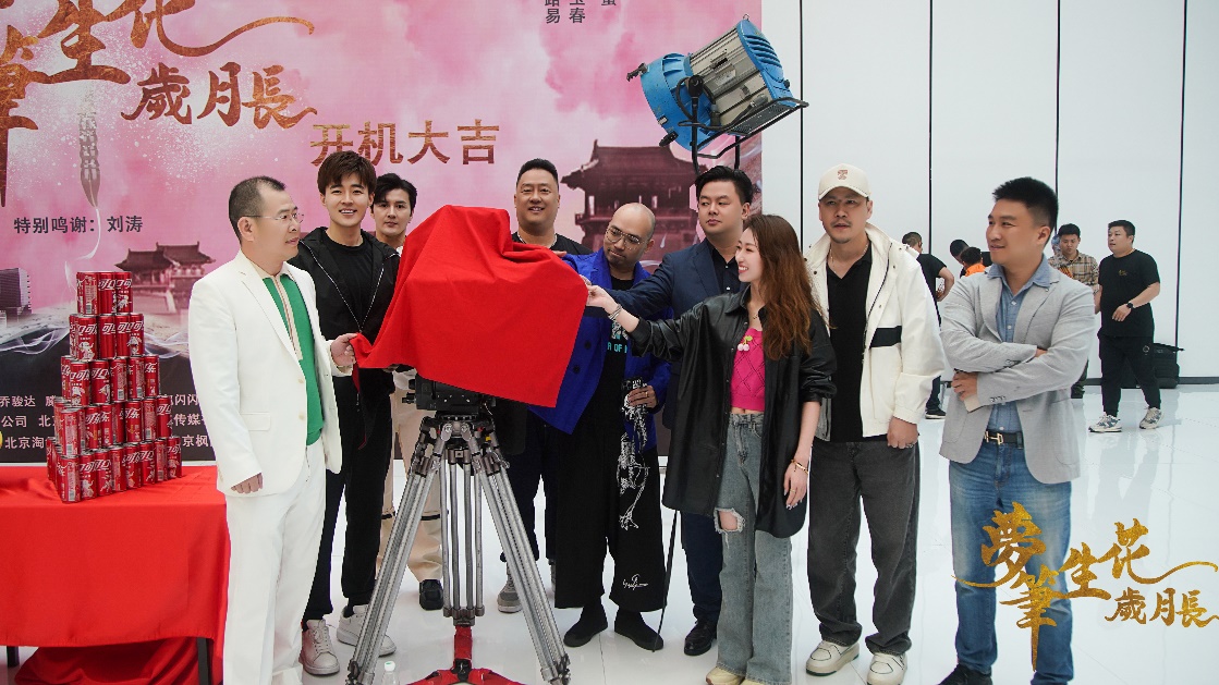 一群穿着礼服的人中度可信度描述已自动生成