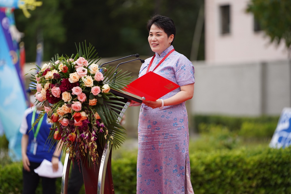 小孩站在草地上中度可信度描述已自动生成