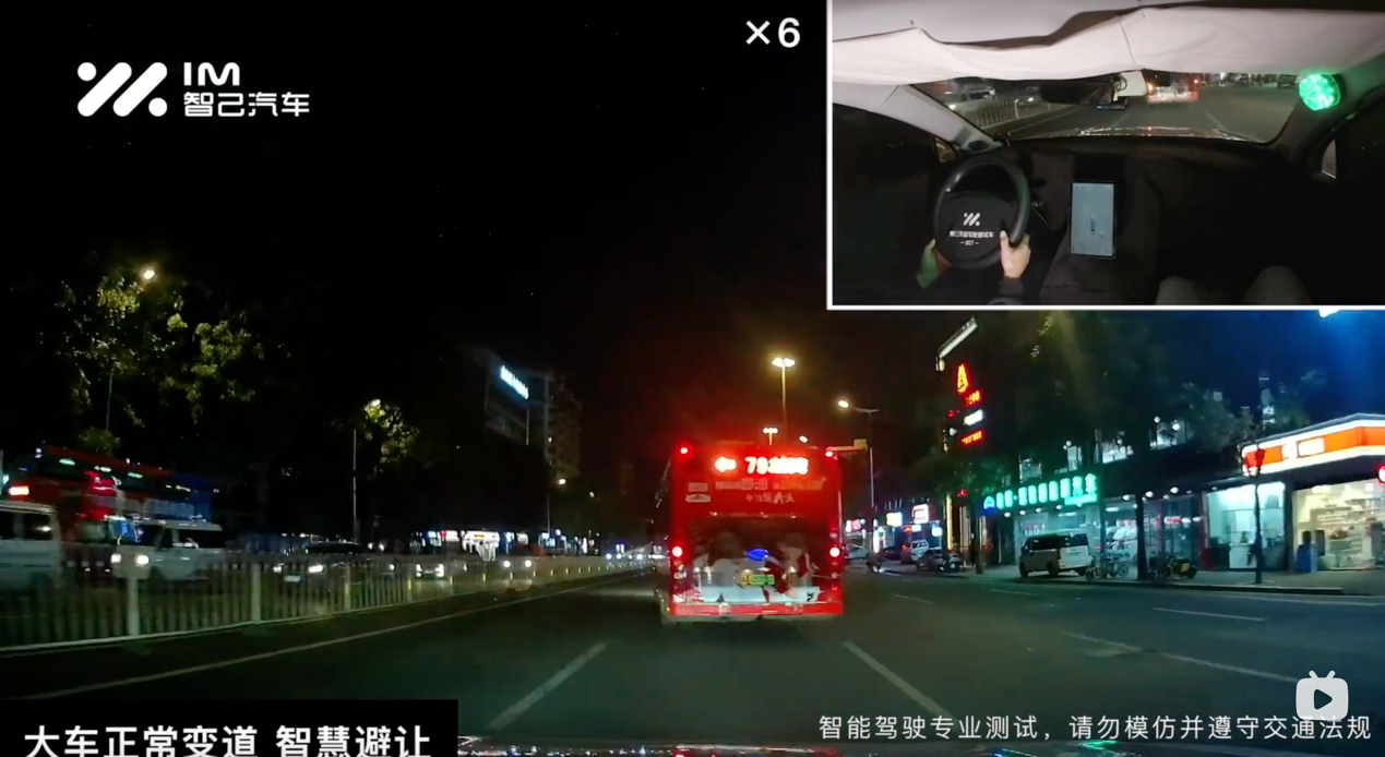 夜晚街道上有店铺的汽车低可信度描述已自动生成