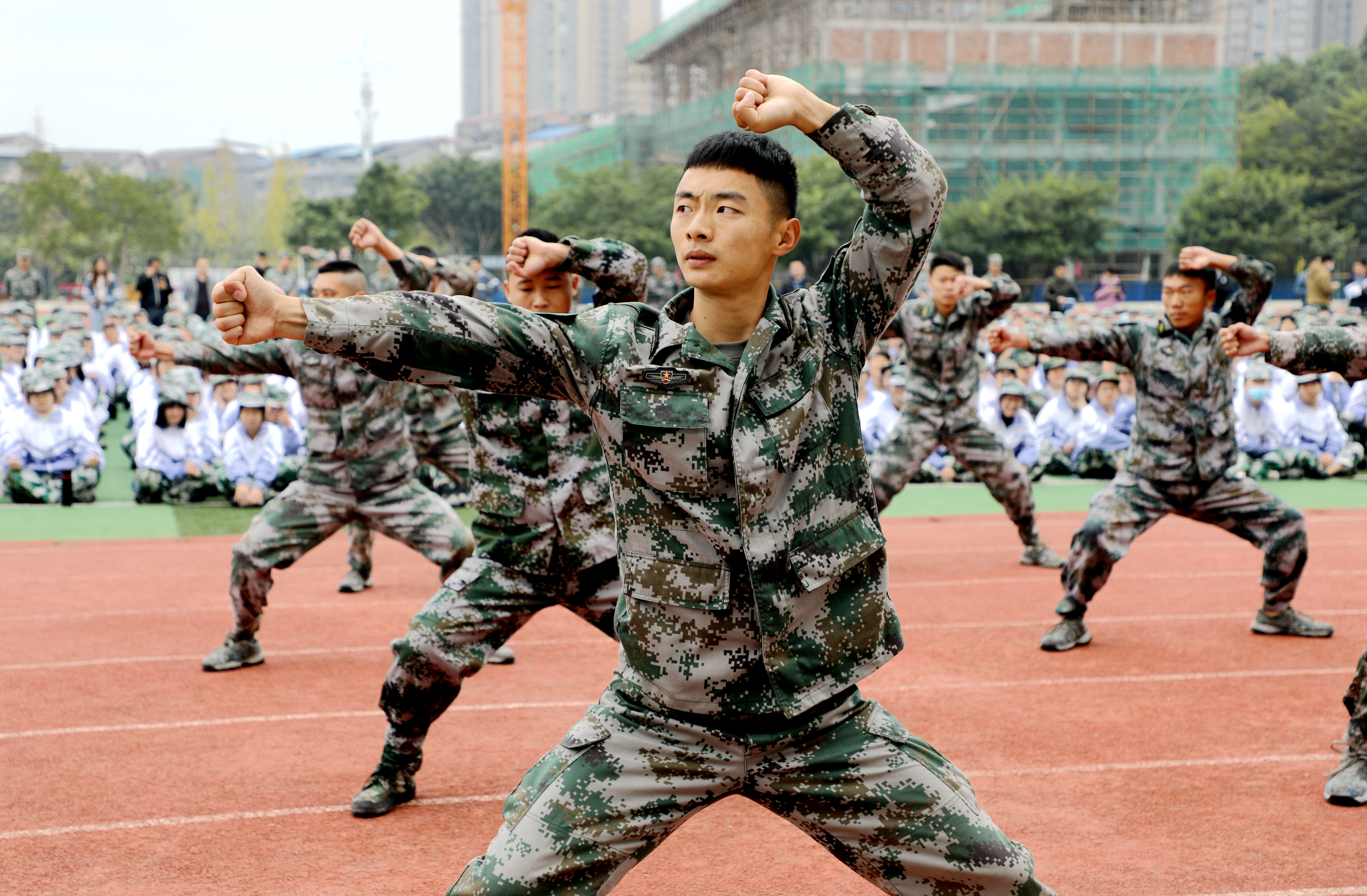 大竹中学举行高2022级新生军训开训典礼