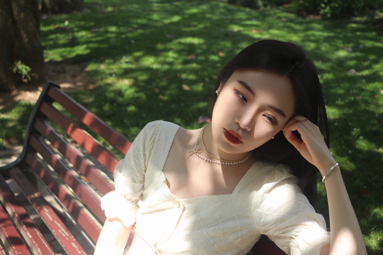 穿白色衣服的女人
描述已自动生成