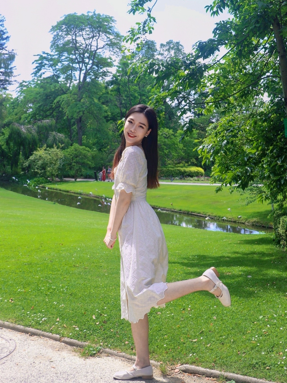 人站在草地上
描述已自动生成