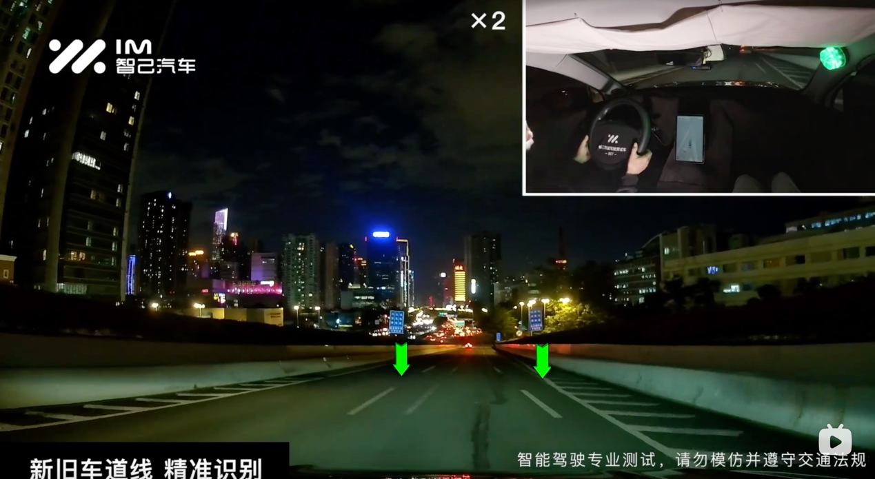 夜晚街道上有店铺的标志绿色背景白色的字低可信度描述已自动生成