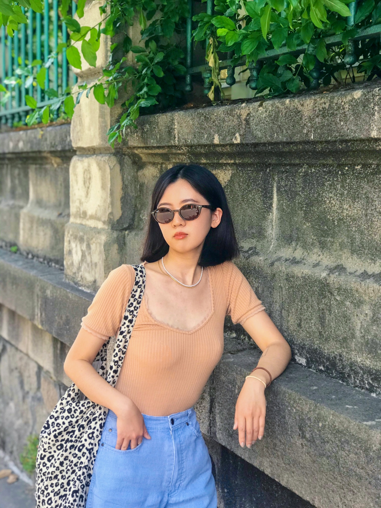 人坐在石头上
描述已自动生成