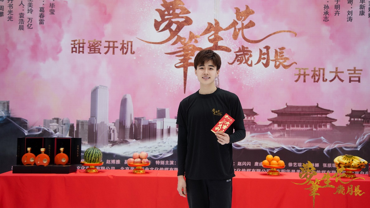 男人的照片上写着字描述已自动生成