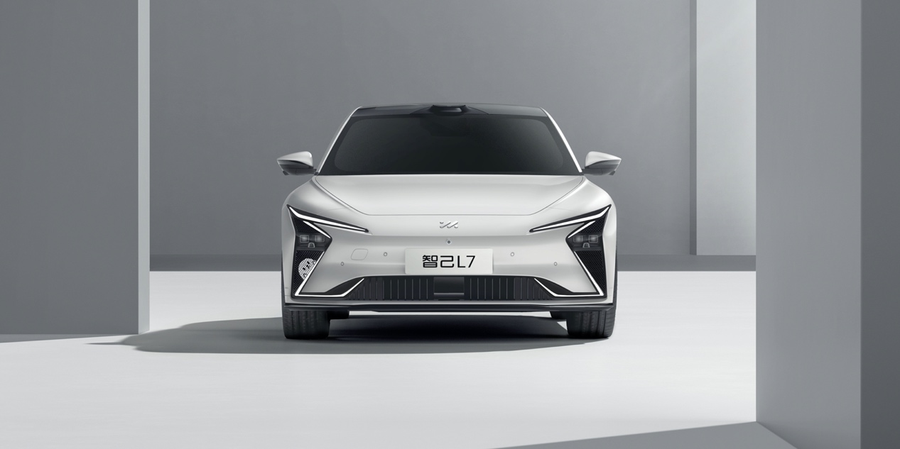 桌子上放着微波炉
低可信度描述已自动生成