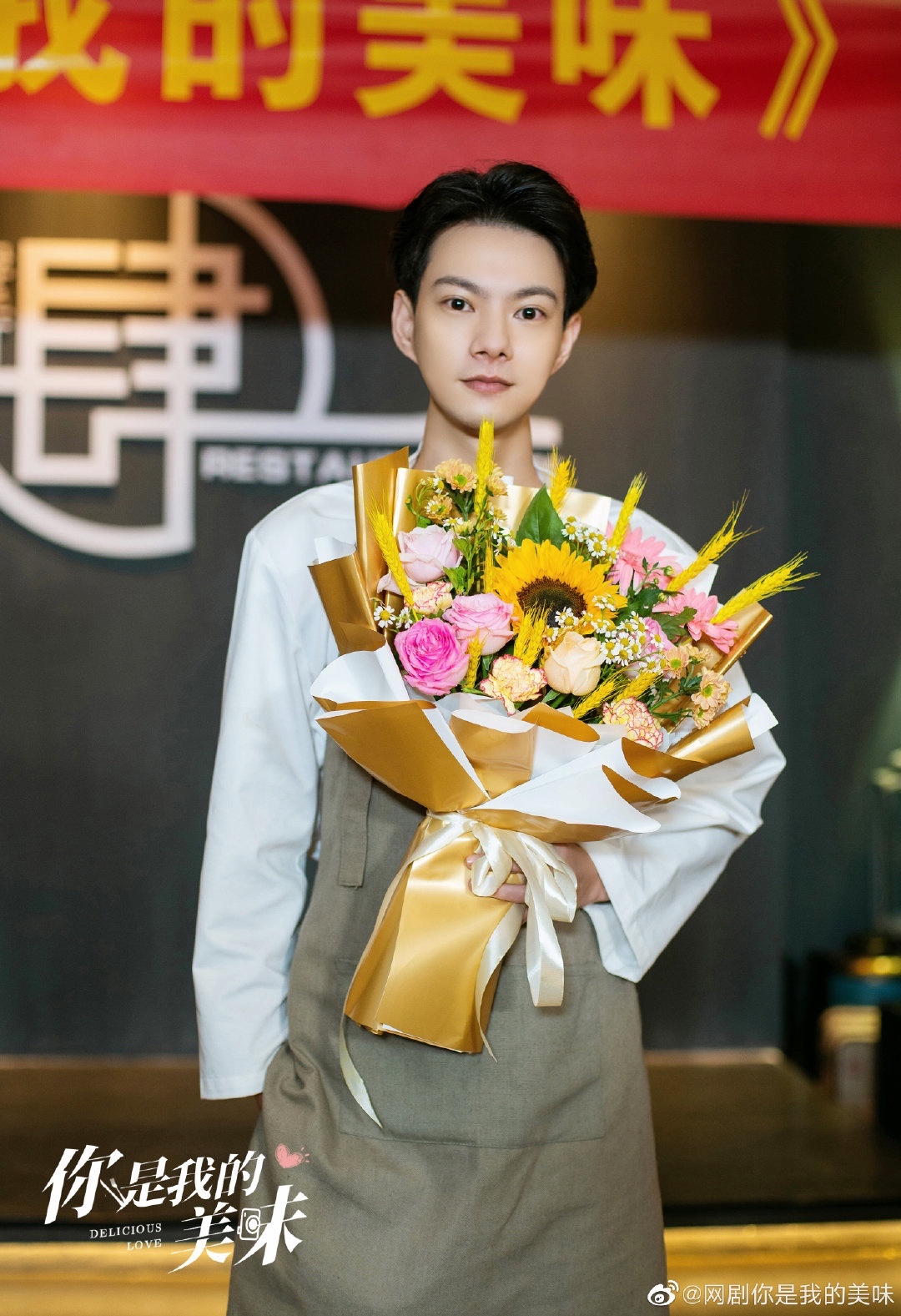 桌子上放着花瓶和广告

低可信度描述已自动生成