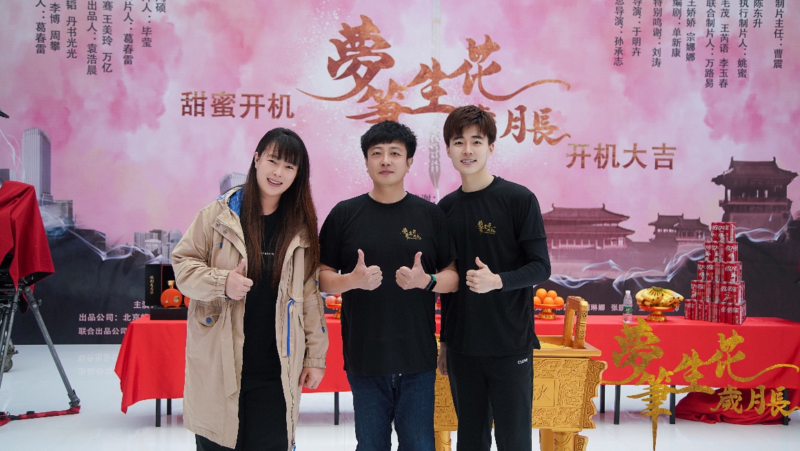 一群男人和女人站在一起中度可信度描述已自动生成