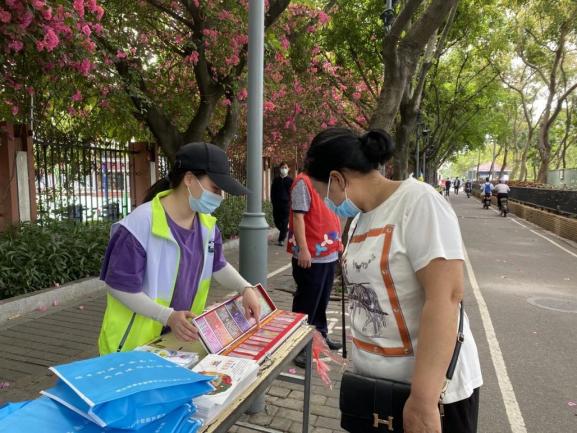 禁毒社工为居民讲解毒品知识3