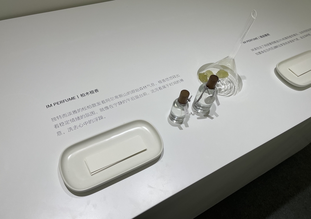 桌子上的手机低可信度描述已自动生成