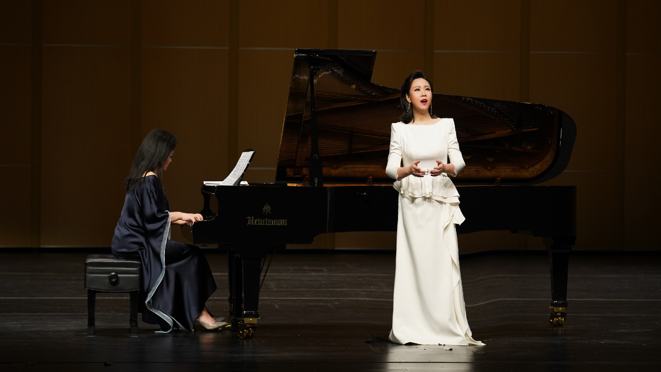 独唱音乐会的主创团队由青年女高音歌唱家,中国音乐学院声乐博士黄璐